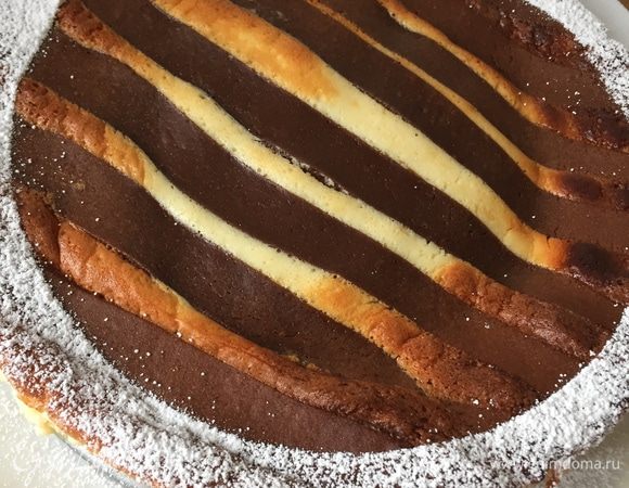 Чизкейк полностью остужаем, так он лучше форму держать будет. На фото он чуть теплый, поэтому слегка разваливающийся.