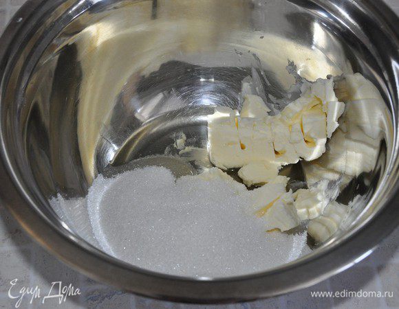 В миске взбить сливочное и растительное масло с сахаром до посветления в течение 5 минут. У автора 170 грамм сахара, я чуть убавила.