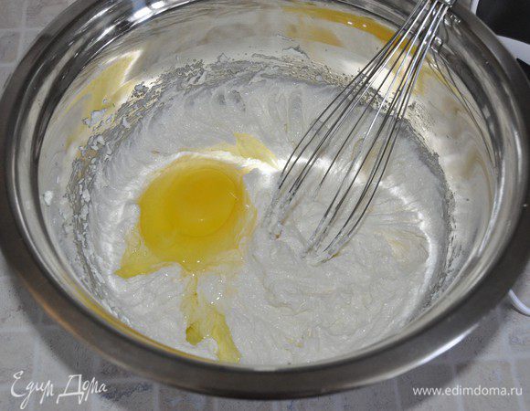 Добавить яйцо и взбить до полного объединения.