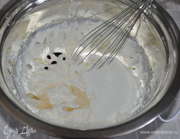 Добавить кефир (или натуральный йогурт), яблочный уксус и гелиевый красный пищевой краситель. Должен получиться насыщенный красный цвет теста, читайте на упаковке Вашего красителя. Мне в итоге для яркого цвета понадобилось около чайной ложки. Всё хорошо взбить.