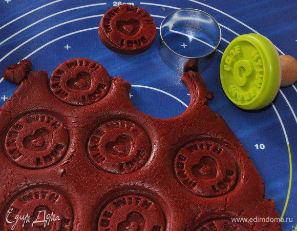 Сформируем печенье. Автор предлагает другой способ формовки, о нём я расскажу чуть позже. Напишу, как делала я. Тесто для удобства разделить на 2 части. Одну, завернув в пленку, можно пока убрать в холодильник, а вторую часть раскатать толщиной около 8 мм. Используя штамп для печенья или донышко от рифленого стакана, на расстоянии друг от друга (чтобы при изготовлении соседних, печенье не деформировалось) сделать оттиск, сокращая толщину теста до 5 мм. Затем вырубкой подходящего диаметра вырезать печенье из остального теста. 