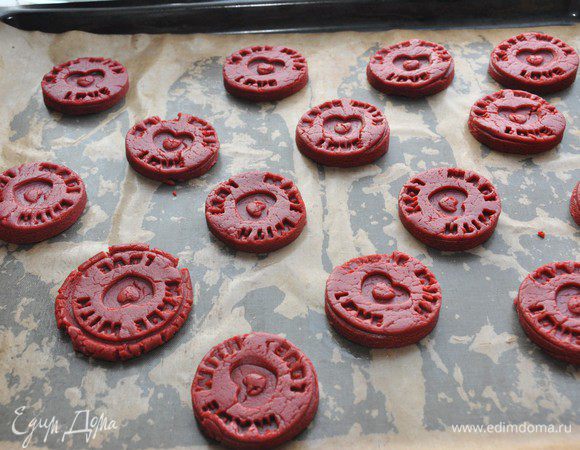 Печенье переложить на лист на небольшом расстоянии друг от друга и выпекать в разогретой до 180°С духовки около 12 минут. Следите по своей духовке, не пересушите печенье, оно должно оставаться мягковатым, как бисквитик. Так использовать всё тесто.