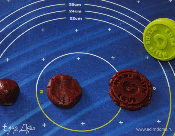 Автор предлагает формировать печенье так: разделить тесто на 36 частей по 25 грамм каждый. Из каждого скатать шарик, придать дискообразную форму толщиной 0,8-1 см. Штампом сделать оттиск, уменьшая толщину до 5-6 мм и переложить на противень. Вот так будет выглядеть печенье — более "домашний" вид.