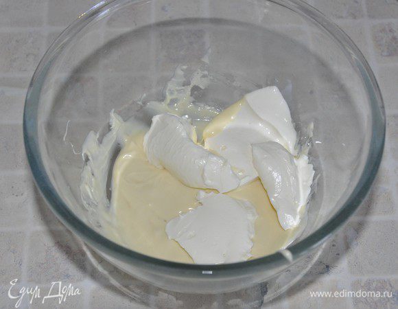 Пока остывает печенье приготовим крем. На водяной бане растопить белый шоколад, остудить и смешать с творожным сыром до однородности.
Убрать в холодильник на 10 минут.

