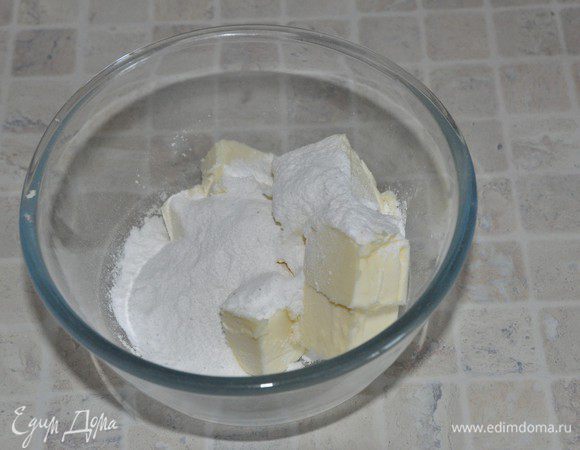 Взбить сливочное масло с сахарной пудрой (у автора 80 грамм, я убавила до 50). Сладость крема регулируйте по собственным предпочтениям и исходя из солёности сыра, добавить ванильную эссенцию. Частями добавить охлажденный сырно-шоколадный крем и взбить до густоты.