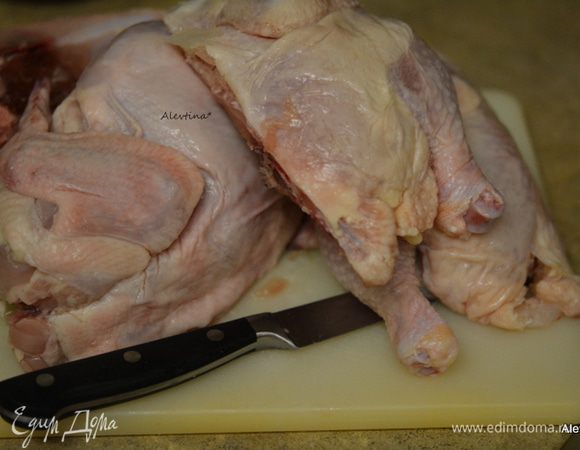 Корниш хен/маленькую курицу промыть, бумажным полотенцем промокнуть. Разрезать каждую птицу на 2 части.
