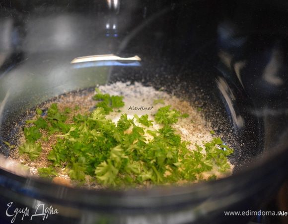 Приготовить в блюде сухой маринад. Вместо порошков специй можно использовать чеснок и мелко порезанный лук.