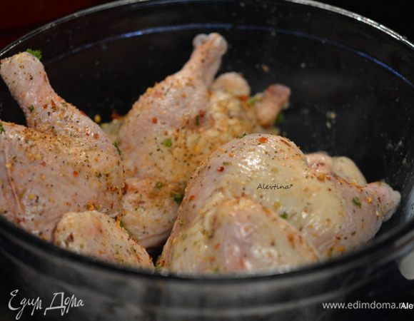 Обвалять в этом маринаде куски курицы. Закрыть пленкой и поставить в холод на 8 часов или ночь.