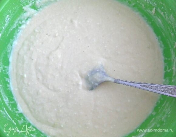 Начинаем с приготовления опары. В небольшом количестве теплой воды размешать дрожжи и щепотку сахара. Тем временем, просеянную муку смешать с солью, 100 г сахара и ванилином. Хорошо перемешать и сделать углубление. Подошедшие дрожжи выливаем в эту лунку. Молоко нагреваем до комнатной температуры вместе со сливочным маслом. Вливаем в муку, добавляем 1 яйцо и растительное масло. Замешиваем тесто.