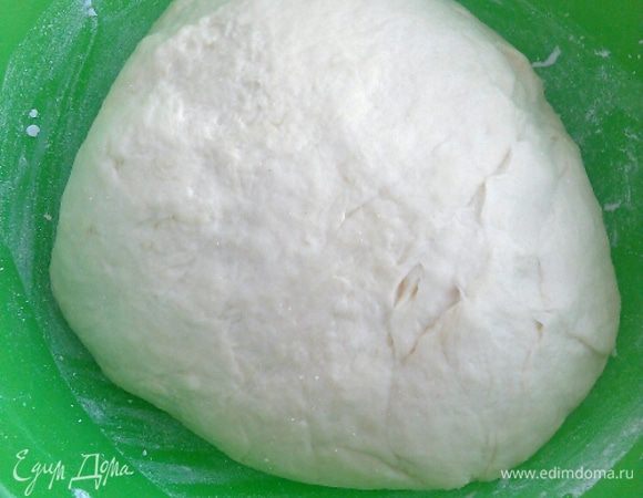 Тесто должно получиться гладким и не забитым. Накрываем его пленкой и полотенцем, убираем в тепло на час.