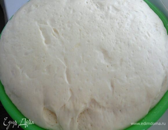 Через час тесто хорошо увеличилось. За это время его нужно было один раз обмять.