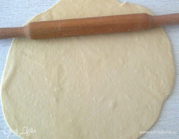 Делим тесто на две части, так удобно работать. Одну часть раскатываем в круг.
