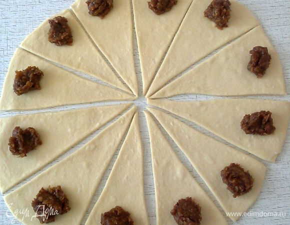 Выкладываем начинку. Я на каждый рогалик выкладывала по 2 ч. л. начинки.