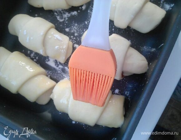 Оставляем на расстойке минут на 30 и смазываем одним яйцом.