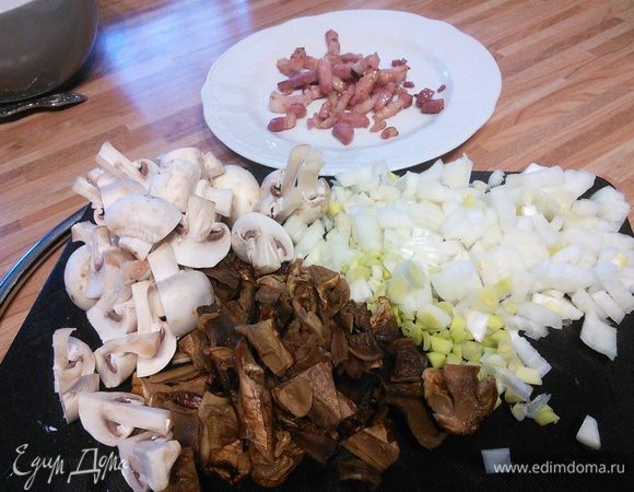 Лук порубить, грибы белые порезать, шампиньоны в зависимости от размера на половинки или четвертинки. Сало или бекон обжарить на сухой сковороде до золотистого цвета, выложить на тарелку. 