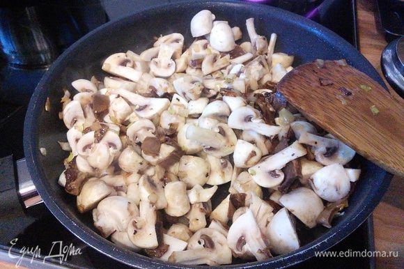 В этой же сковороде разогреть оливковое масло и обжарить лук, добавить грибы, обжарить в течении нескольких минут.