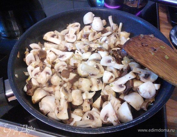 В этой же сковороде разогреть оливковое масло и обжарить лук, добавить грибы, обжарить в течении нескольких минут. 
