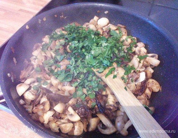 Добавить рубленную зелень и снять с огня. Дать остыть. Если начинка получится слишком влажная, то лишний сок желательно слить. У меня сока было не так много, я не сливала. 