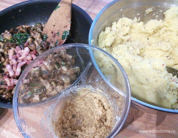 Соединить пюре с масляно-ореховой смесью, поперчить, посолить и аккуратно вмешать грибы и бекон. 