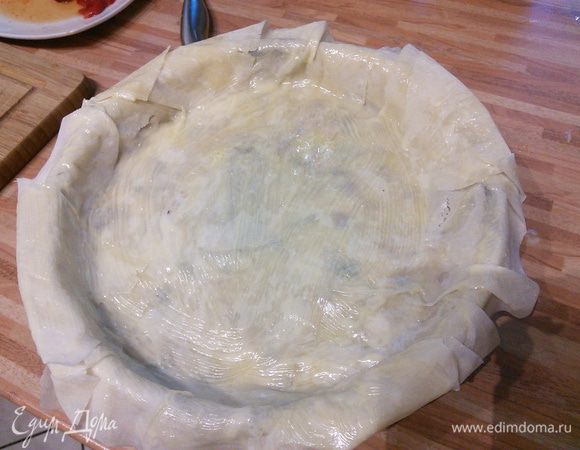 Накрыть 2 листами теста, смазанными маслом. 
