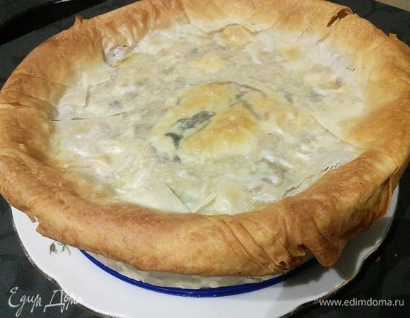 Выпекать картофельный торт в заранее разогретой до 175°C духовке около 35-40 мин. На решётке на втором снизу ярусе духовки. 