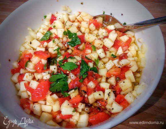 Вот с таким соусом — винигретом (Vinaigrette). Мелко нарезанное яблоко заправить уксусом белого вина, солью, перцем и оливковым маслом. Смешать с измельчённым запечённым в духовке красным болгарским перцем. 