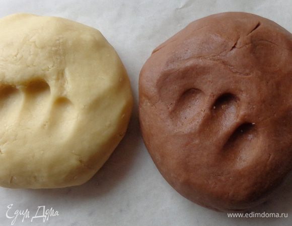 Тесто готовится быстро и получается очень податливым и вкусным.
Чтобы приготовить, надо хорошенько растереть масло с сахарной пудрой, добавить яичные желтки, потом мед, коньяк и смешать все до однородности.
Всыпать муку с содой в несколько приемов и замесить тесто. Перед последним всыпанием муки отделить часть теста и добавить в него какао или краситель.
Перед началом работы следует его охладить как минимум час.
