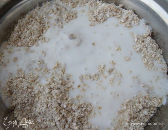 Овсяные хлопья смолоть блендером в среднюю крошку. Залить кефиром и оставить набухать на 15 минут.