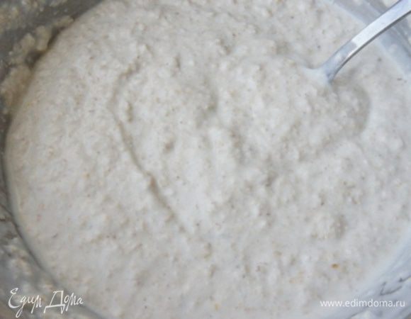 Яйцо разбить вилкой и смешать с набухшими хлопьями. Добавить масло.