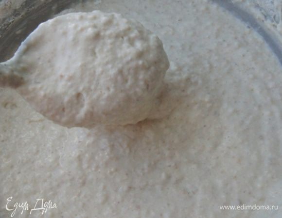 Смешать муку,сахар,соду и разрыхлитель. Хорошо смешать с овсяной массой.
Получилось вот такое густое тесто.