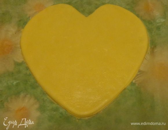 Начать надо с крупных изделий. Для этого надо подобрать 3 разных по величине формы. У меня для крупной детали форма для торта, а для мелких — формочки для печенья. Вырезать, начиная с самой большой и печь при 170 градусах минут 15-17 до приятной золотистости.