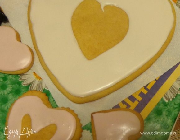 Полностью остывшие заготовки начать покрывать айсингом. Дать айсигну очень хорошо застыть.