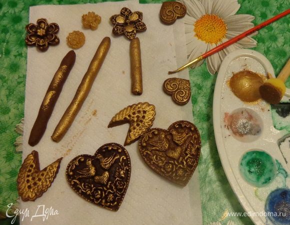 Пока айсинг застывает, можно заняться стрелами и верхним украшением.
Для этого использовать коричневое или красное тесто. Тоже испечь и украсить разведенным в водке кондурином.