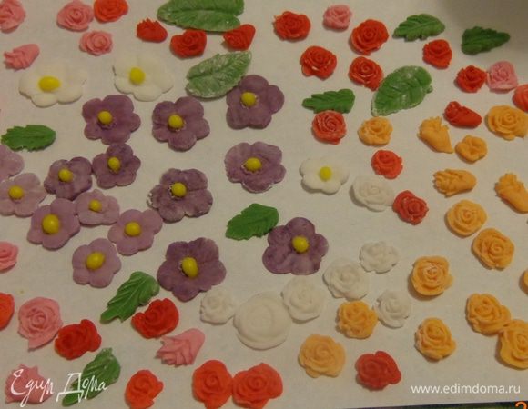 Для украшения налепить из мастики цветочки и листики.