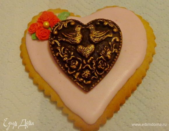 Начать сборку. Сначала оформить верхнее сердечко коричневое.