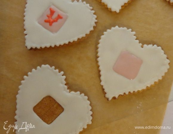 Сделать розовые квадратики и сразу установить в них буквы. Дать застыть.