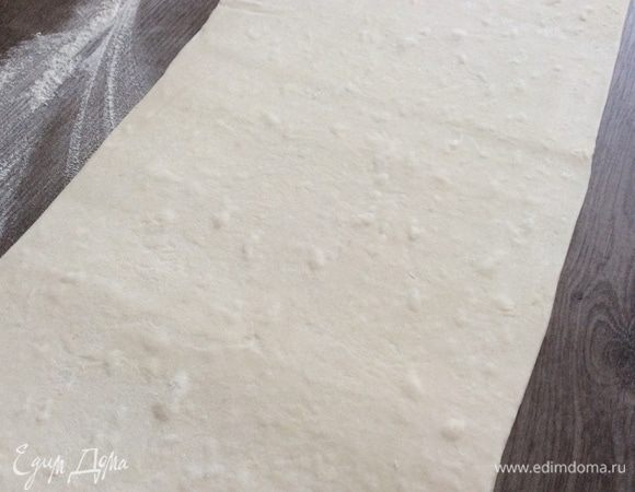 Раскатать пласт в одном направлении.