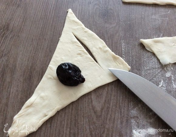 В середину положить чернослив. На широком конце сделать надрез.