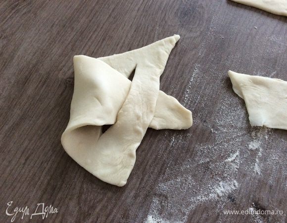 Взять противоположный конец и просунуть в надрез.