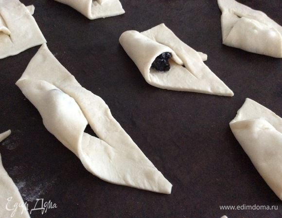 Смазать молоком. Отправить в духовку разогретую до 200°С примерно на 10 минут.