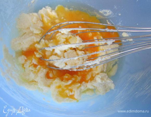 Добавить яйца и взбить венчиком до белой массы. Затем кокосовую стружку. Хорошо перемешать.