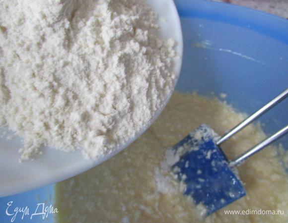 Всыпать муку.