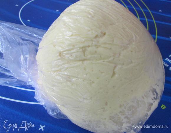 Замесить мягкое тесто (у меня тесто липло к рука, но больше муки не добавляла). Тесто накрыть пищевой плёнкой и отправить в холодильник на 40 минут.