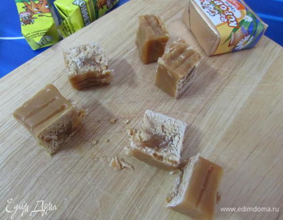 Этим временем конфеты "Коровка" нарезать на маленькие кусочки.