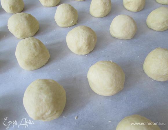 Скатать шарик. Выложить печенье на противень, застеленный пекарской бумагой. Разогреть духовку (180-200°С) и отправить печенье. Выпекать 15 минут, до светло-коричневой корочки.