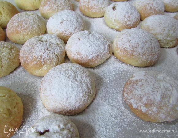 Затем обильно посыпать сахарной пудрой.