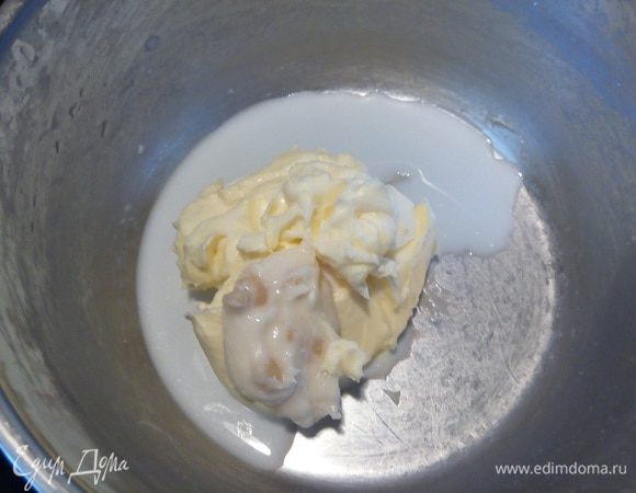 Растопить сливочное масло с мёдом и молоком на маленьком огне. 
Добавить соду и перемешать, появится запах соды. От себя: я подержала пару минут под крышкой, как закипело, тогда сода погасилась, появилась пена. Но можно просто добавить уже гашеную соду в масляную смесь.