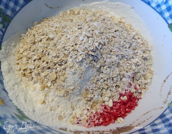 Смешать по 1/3 стакана кокосовой стружки (у меня красная), овсяных хлопьев и просеянной муки с чайной ложкой сахара.