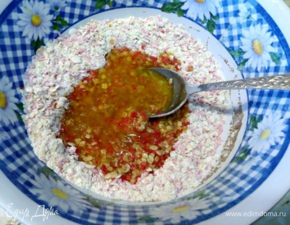 Добавить масляную смесь в в мучную.