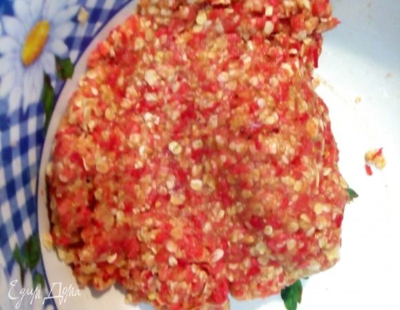 Тщательно перемешать. Получается вот такая пёстрая рассыпчатая масляная масса-тесто.